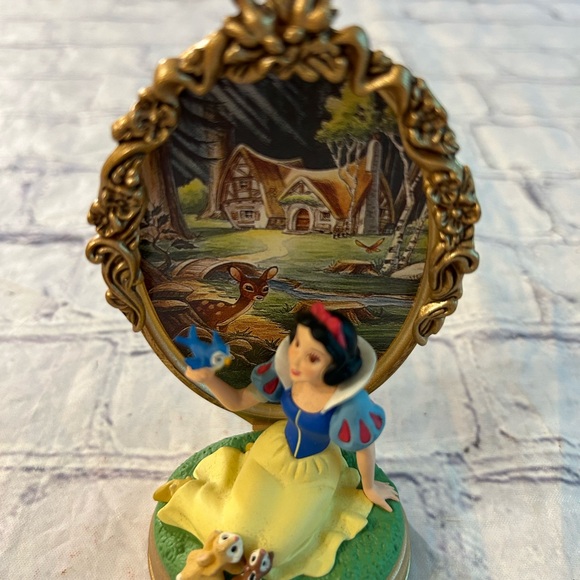 HALLMARK (1998) WALT DISNEY SNOWWHITE ORNAMENT - Picture 5 of 8
